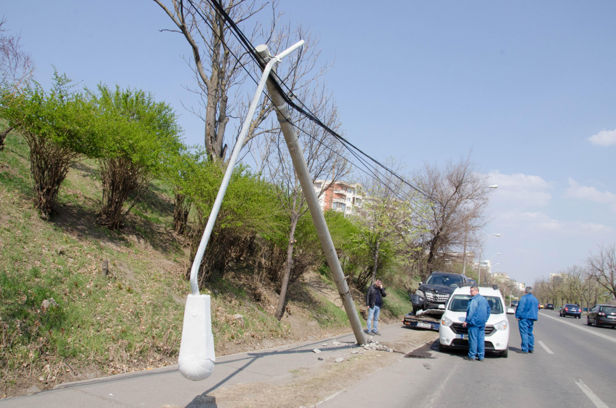 ACCIDENT RUTIER PE FALEZĂ. I s-a făcut rău şi a rupt un stâlp