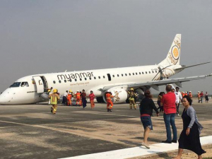 Un avion a aterizat fără roţile din faţă, după ce acestea au rămas blocate