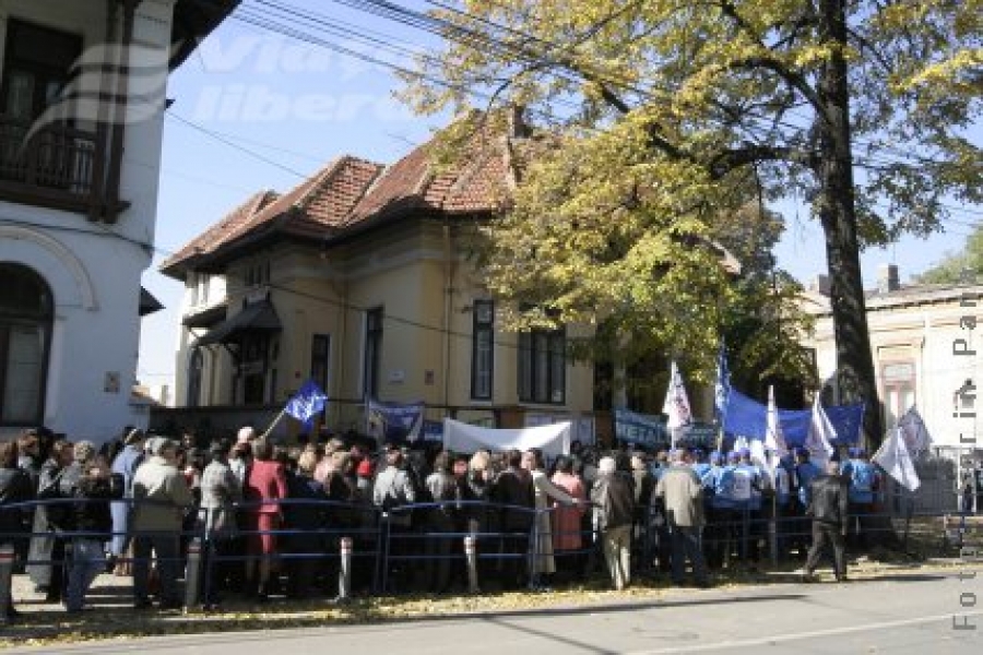 Huiduieli la poartă de partid