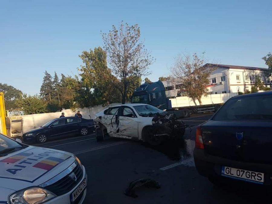 A intrat, cu viteză, în patru maşini parcate