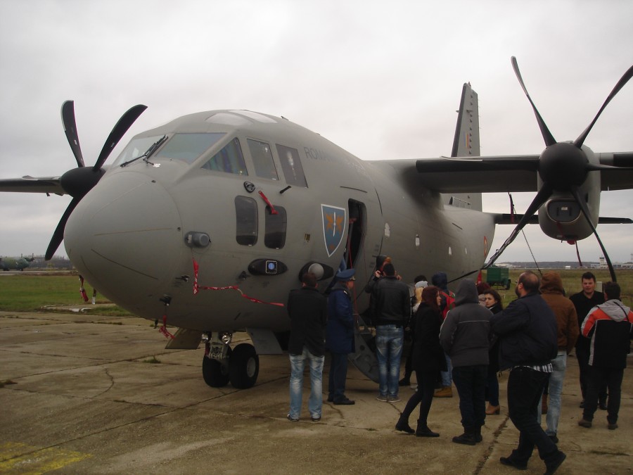 Studenţii-boboci din Galaţi, în lumea aviaţiei: Şi-au luat zborul la Bucureşti