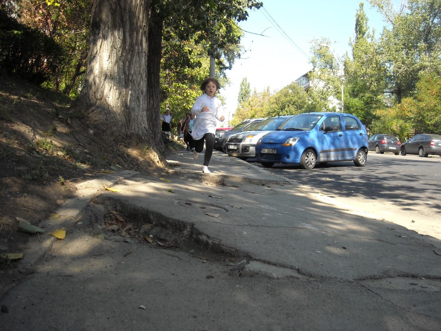 Gropi, mizerie şi noroi în loc de trotuare, în Mazepa