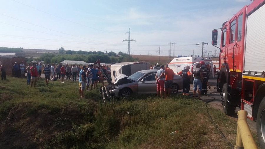 UPDATE - Microbuz plin cu pasageri, implicat într-un grav accident de circulație