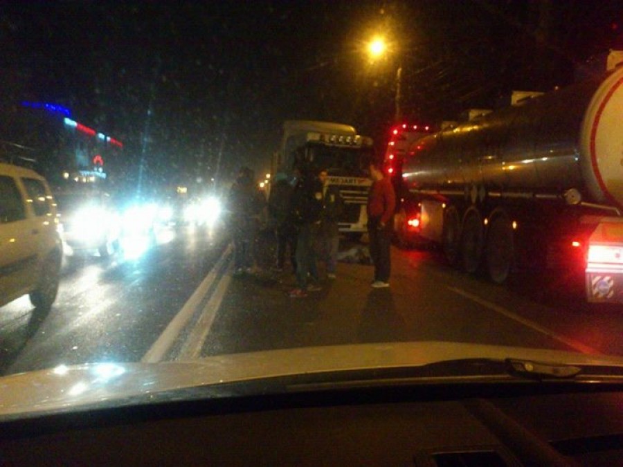 A ajuns la spital după ce a fost lovit de un tir