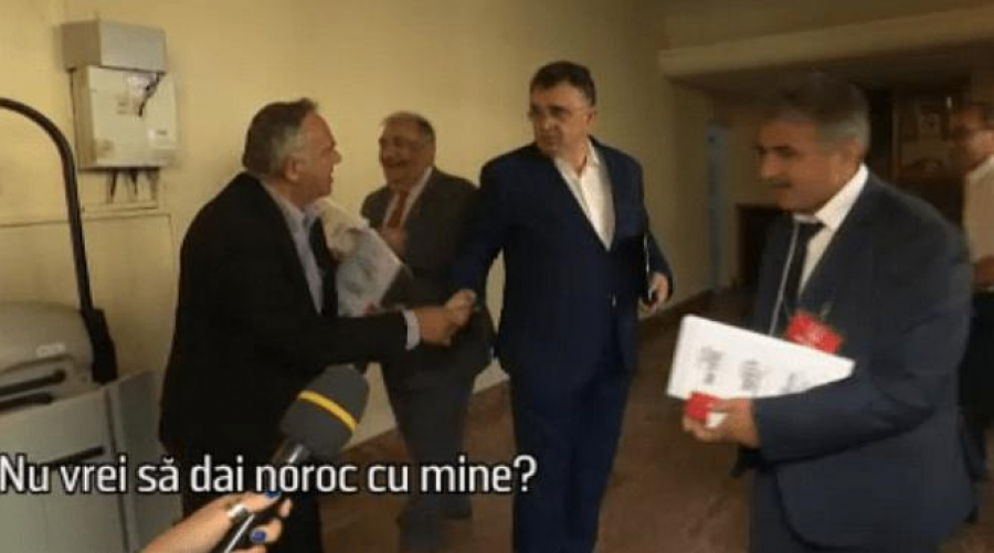 ”Oraşu-i plin de tâmpiţi care mă votează chiar dacă-i fur”