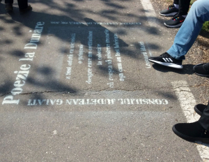 UPDATE Poezie „publicată” pe asfalt (FOTO)