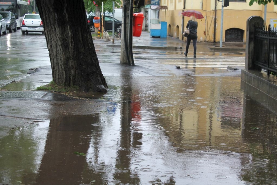 GALAȚIUL LACUSTRU - Carosabilul şi trotuarele sunt pline de BĂLȚI (FOTO)