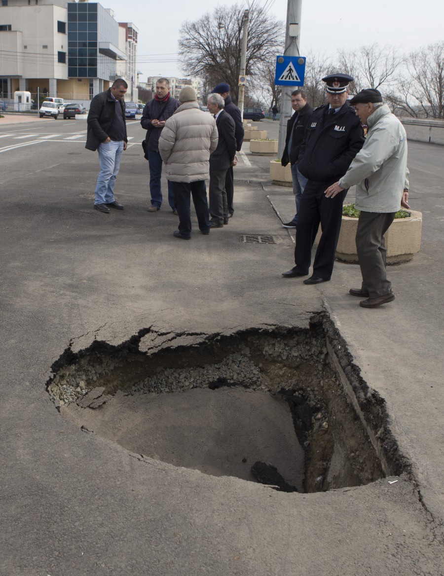 Licitaţie fără niciun ofertant: Primăria caută cauzele surpării Falezei