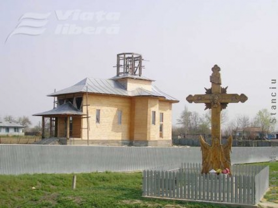 Biserica nouă de la Vlăşcuţa aşteaptă zile mai bune