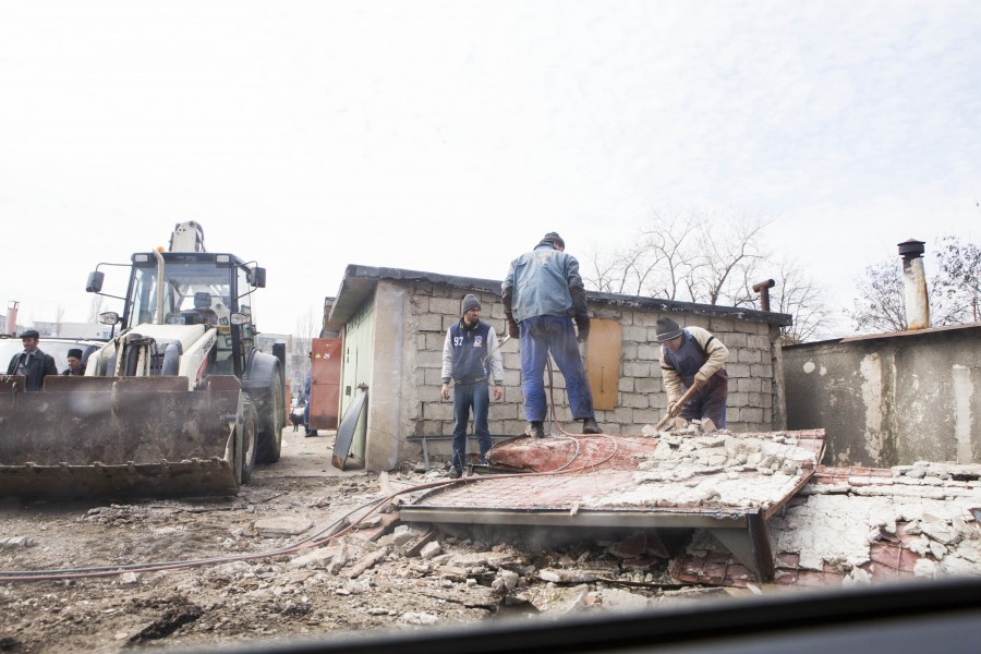 Primăria se pregăteşte de noi demolări/ Municipalitatea şi-a cumpărat concasor