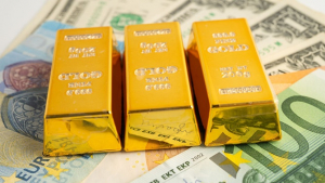 Uncia de aur revine pe creştere şi se apropie de 5.000 dolari