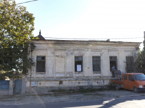 A început transformarea în creşă a unei clădiri abandonate din Valea Orașului