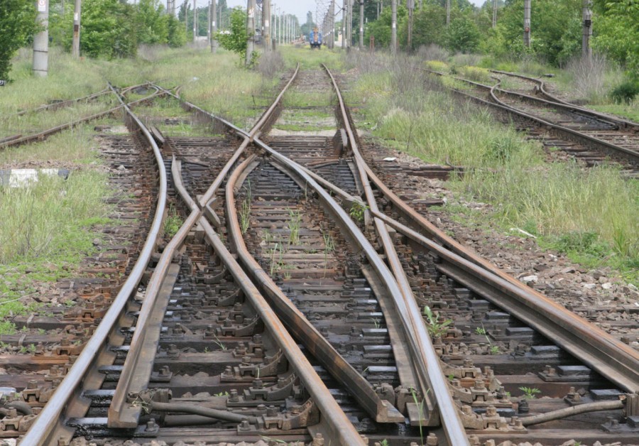 Circulaţia trenurilor între Galaţi şi Bârlad, blocată din cauza unei alunecări de teren care a afectat calea ferată