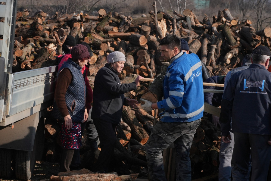 Zece tiruri cu lemne pentru 400 de familii sinistrate
