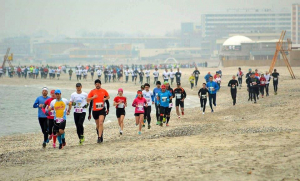 Kilometri alergaţi prin nisipul istovitor. Gălăţeni pe plajele din Mamaia, la Maratonul Nisipului