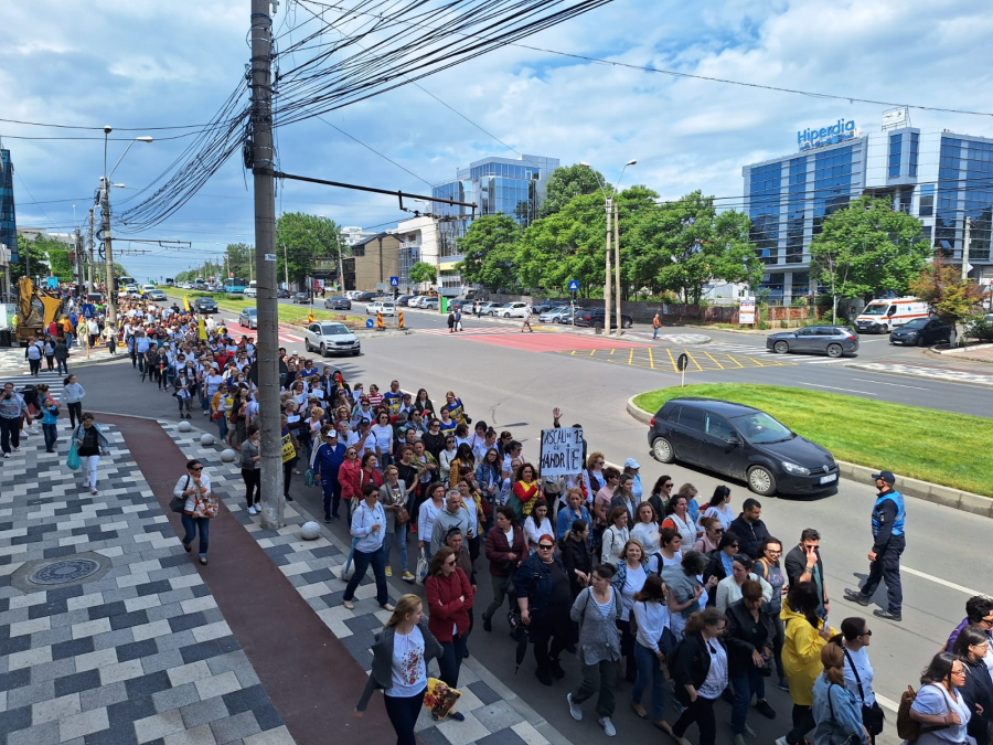 Peste 2.000 de salariaţi din învăţământul gălăţean, în stradă (FOTO și VIDEO)