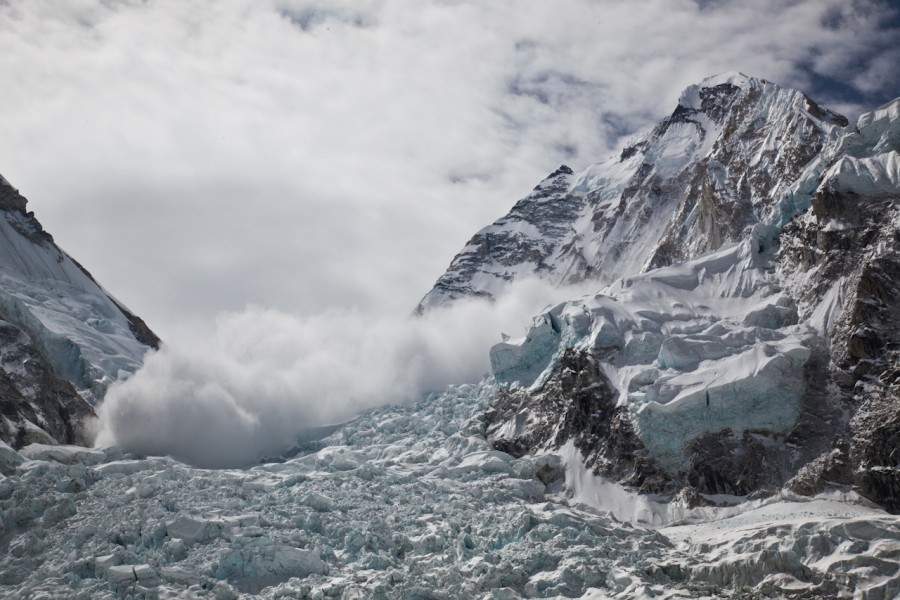 Avalanşă soldată cu cel puţin şase morţi în Himalaya. Echipa gălăţeanului Tiberiu Pintilie este în siguranţă