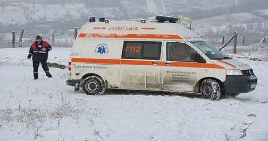 Două ambulanţe au rămas blocate din cauza zăpezii
