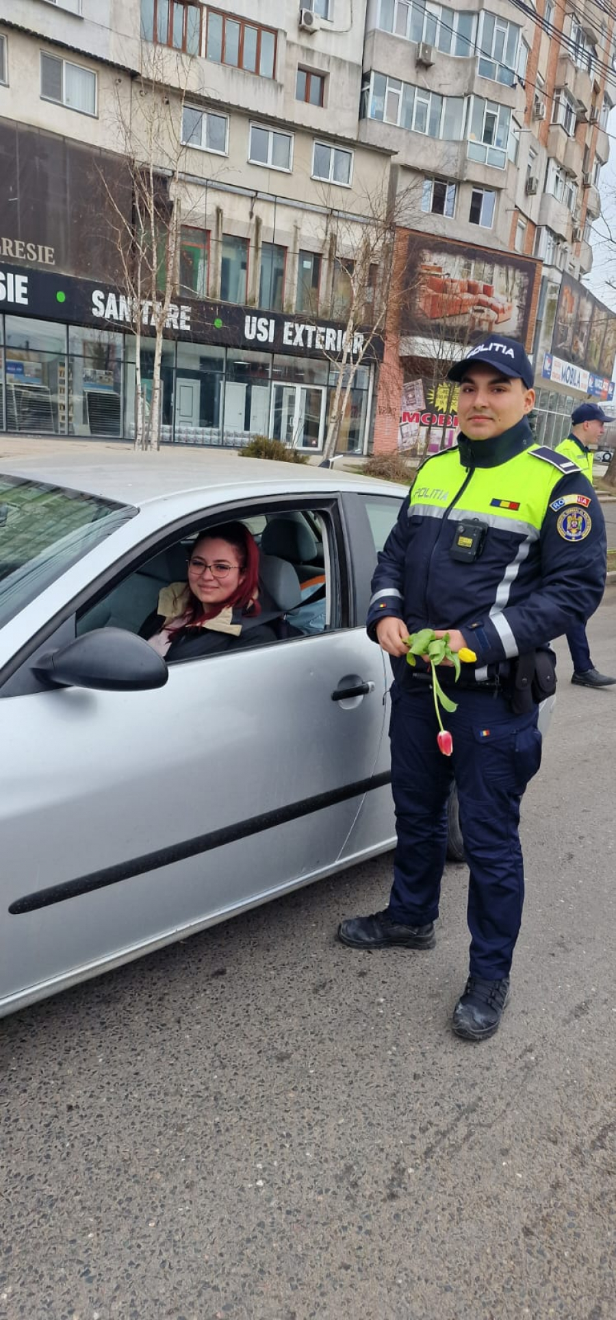 Poliția Rutieră le-a oferit flori șoferițelor