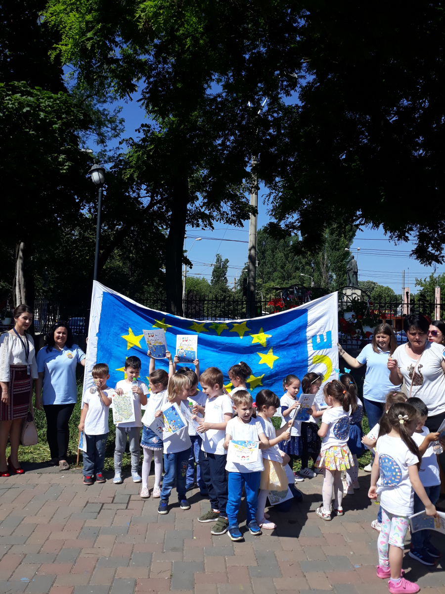 Copii, zâmbete şi steaguri ale țărilor UE