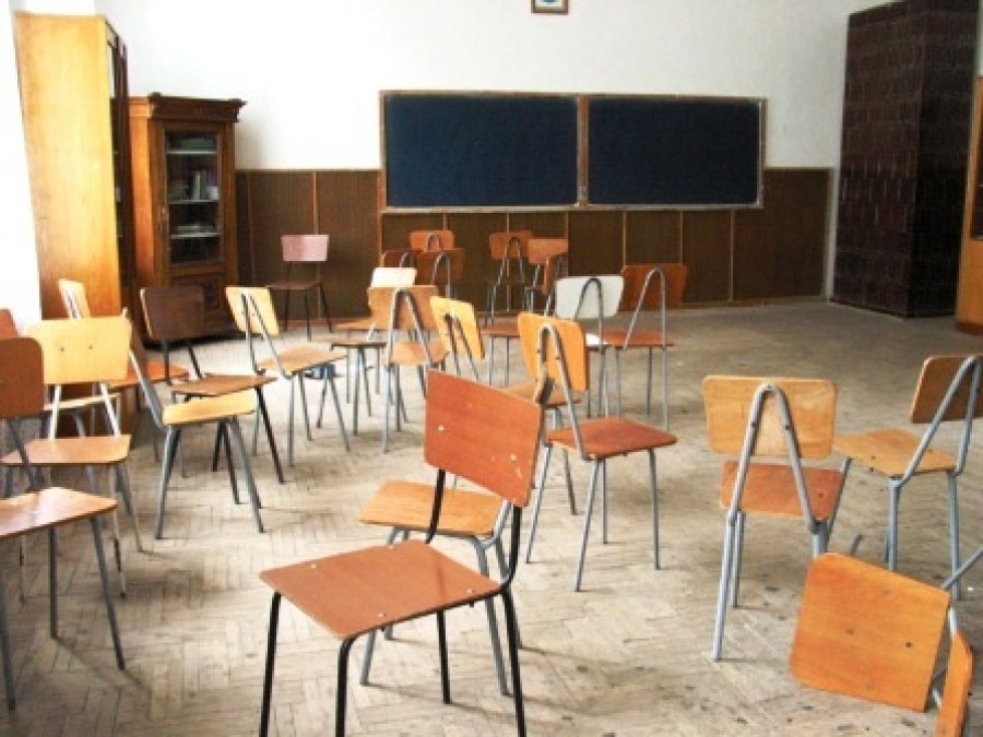 Dacă luni ar fi început şcoala, peste 100 de clase ar fi fără învăţători