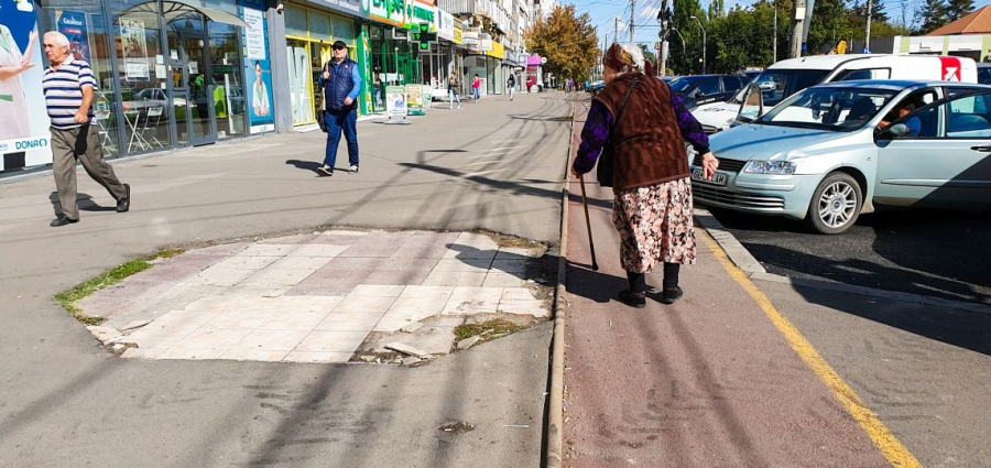 Trotuarul care pune la încercare răbdarea cetăţenilor