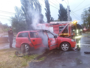 Mașină în flăcări pe Coșbuc