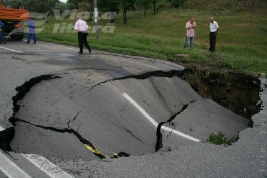 Groapă pe DN25, la ieşirea din Galaţi