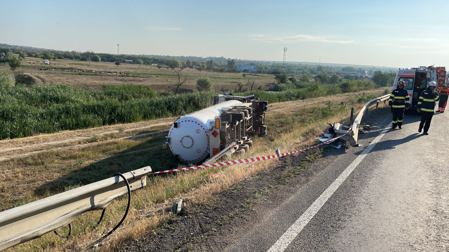 Accident grav lângă Galați. O cisternă cu GPL s-a răsturnat în drum spre vama Giurgiulești