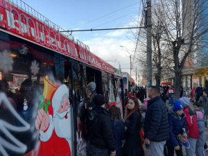 Autobuzul lui Moş Crăciun va circula pe traseul 102. Daruri şi distracţie pentru cei mici