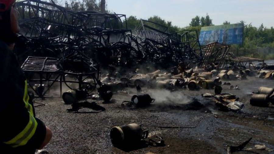Mihăileşti/ Un tir cu 800 de butelii a luat foc pe DN2