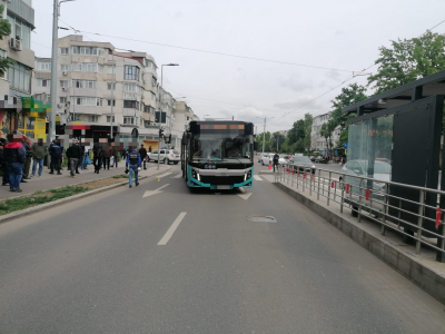 Accident pe bulevard, în Galați. Trei femei au fost lovite de autobuz pe trecerea de pietoni