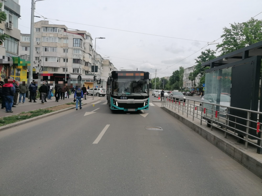 Accident pe bulevard, în Galați. Trei femei au fost lovite de autobuz pe trecerea de pietoni