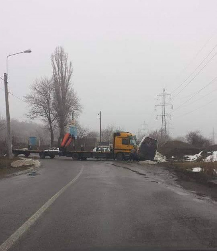 ACCIDENT RUTIER ÎN GALAŢI/ Un autotren a intrat într-o dubiţă la Brateş