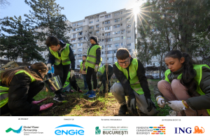 „Mini-pădurea din curtea școlii”: prima etapă de plantare în trei școli din Galați, pentru susținerea biodiversității.