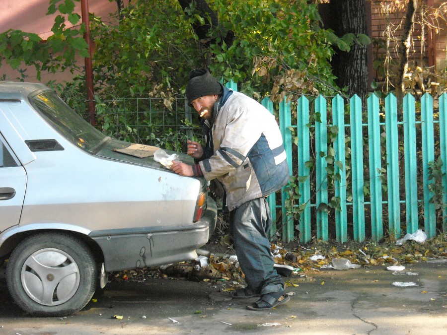 Oamenii străzii, suflete rătăcite: Povestea din spatele hainelor murdare