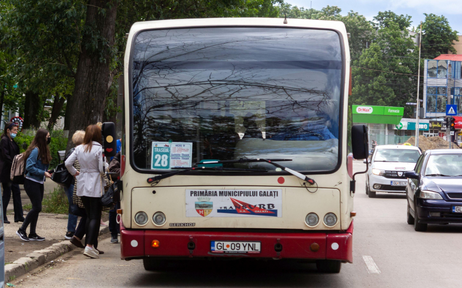 De ce nu se respectă frecvenţa autobuzelor pe traseul 28. Blocajele în trafic sunt de vină