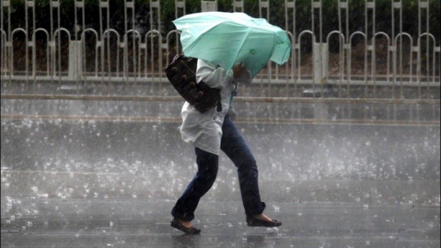 Avertizare meteo: Ploi torenţiale şi vânt puternic în toată ţara, până sâmbătă dimineaţă