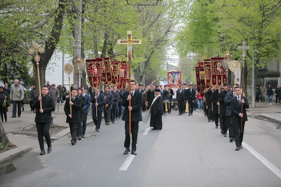 Sute de credincioși au participat la PELERINAJUL de Florii