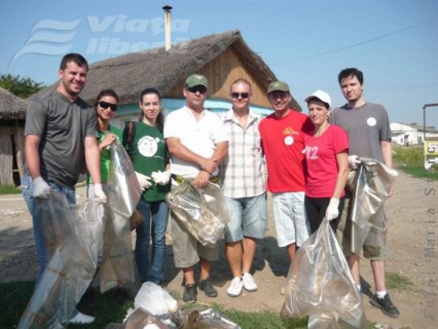 Demonstraţie de curăţat natura la amenajarea piscicolă Maţa-Rădeanu