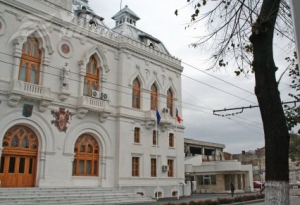 Agricultorii pichetează Prefectura 