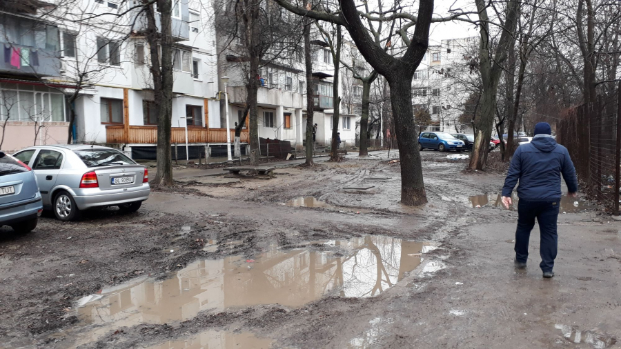 Cai verzi pe pereţii blocurilor din Micro 38. În mizeria urbană, visând la baclavale turceşti în grădini japoneze