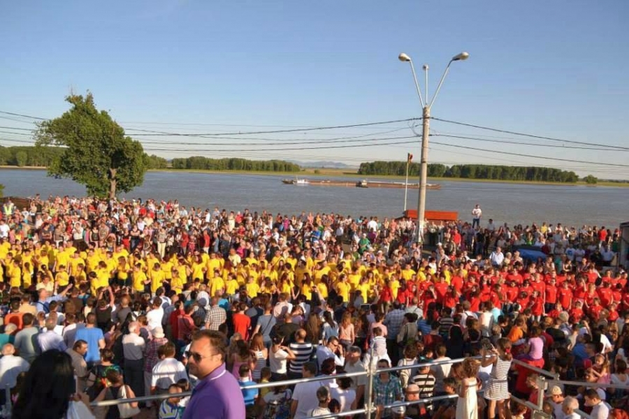 Haideţi la hore şi sârbe! FLASHMOB de dans popular în Galaţi