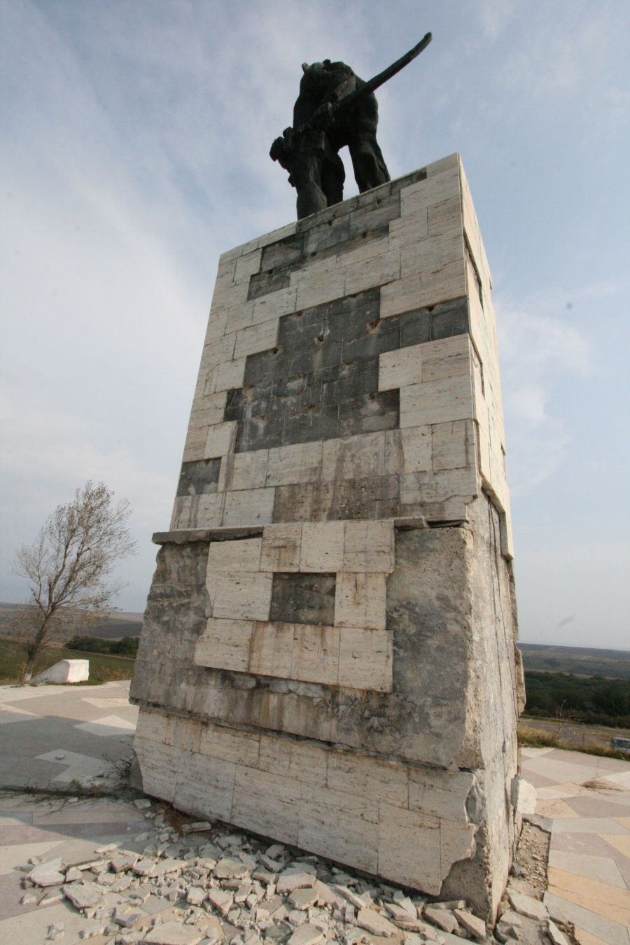 COMORI DE PATRIMONIU/ Cea mai ÎNALTĂ STATUIE din judeţul Galaţi, VAI DE CAPUL EI!