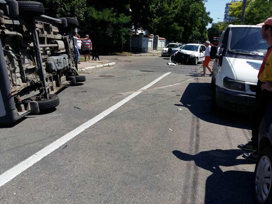 Accident spectaculos într-o intersecţie din Galaţi. O dubă s-a răsturnat pe carosabil