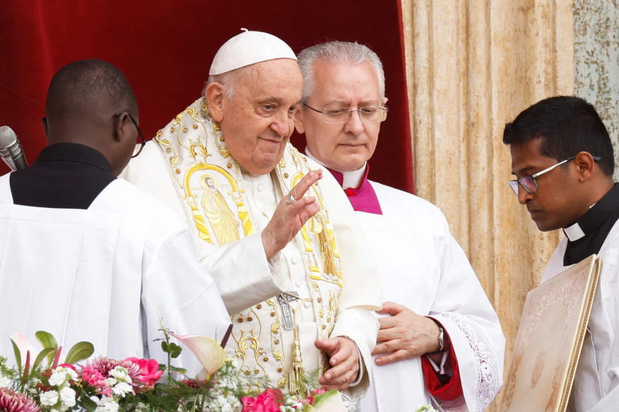 Papa îi îndeamnă pe oameni să nu cedeze în fața armelor