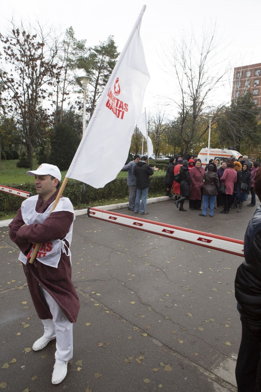 Protest îngheţat la poarta spitalului: "Reforma sanitară este împotriva noastră"