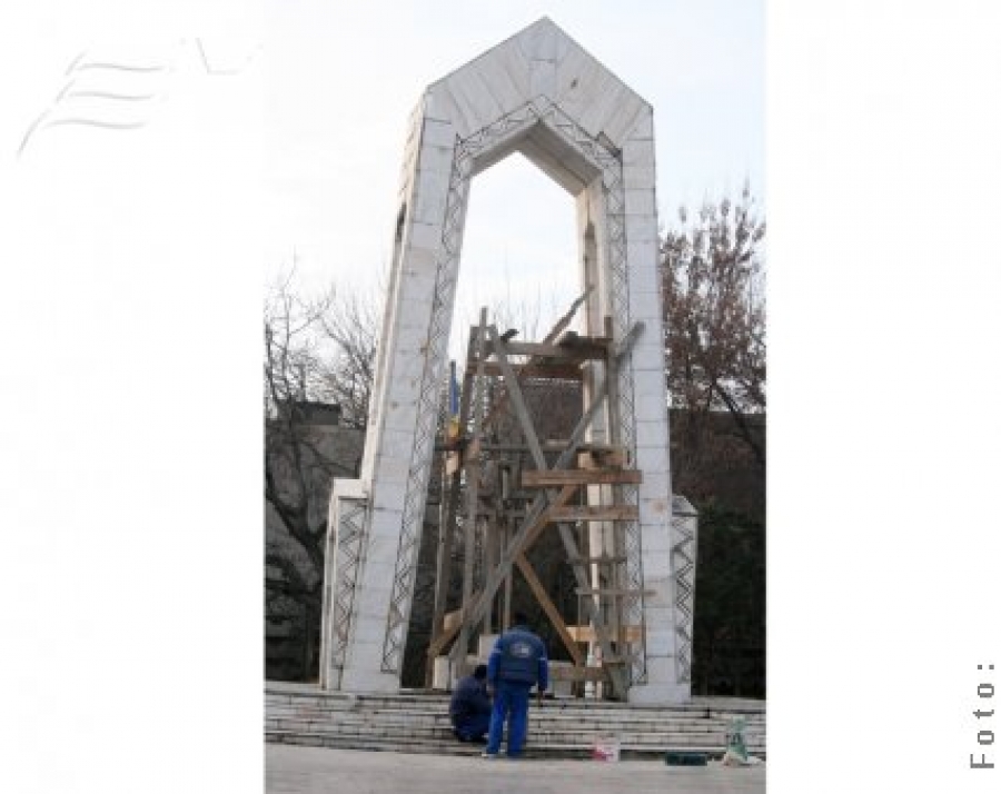 „Monumentul eroilor Revoluţiei”, în consolidare  