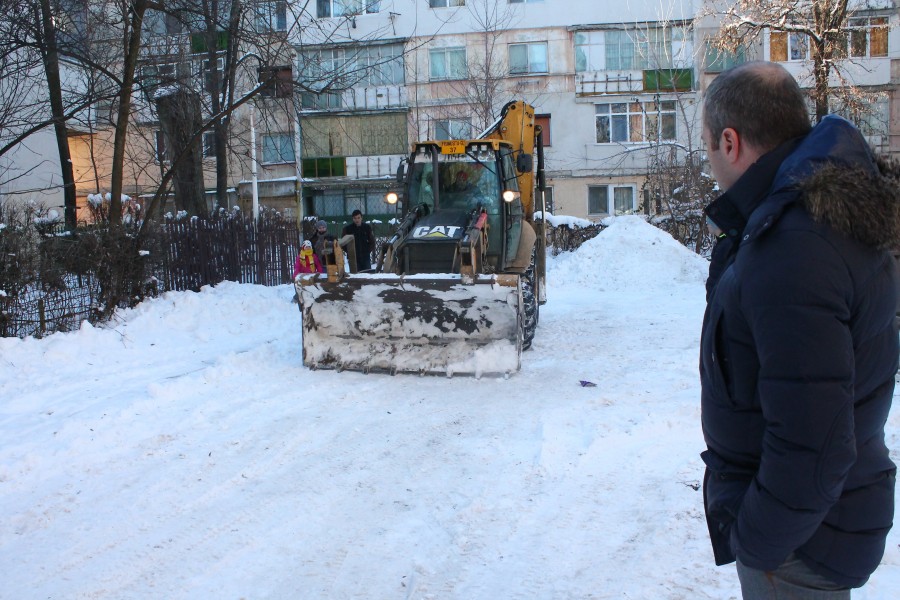 DESZĂPEZIRE cu BULDOEXCAVATOARE în cartiere, la mai bine de o săptămână de la NINSOARE (FOTO)