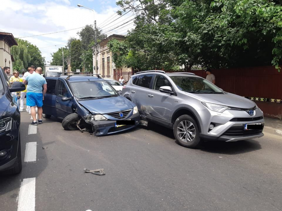 Carambol în centrul oraşului. O persoană a fost rănită şi trei maşini, avariate